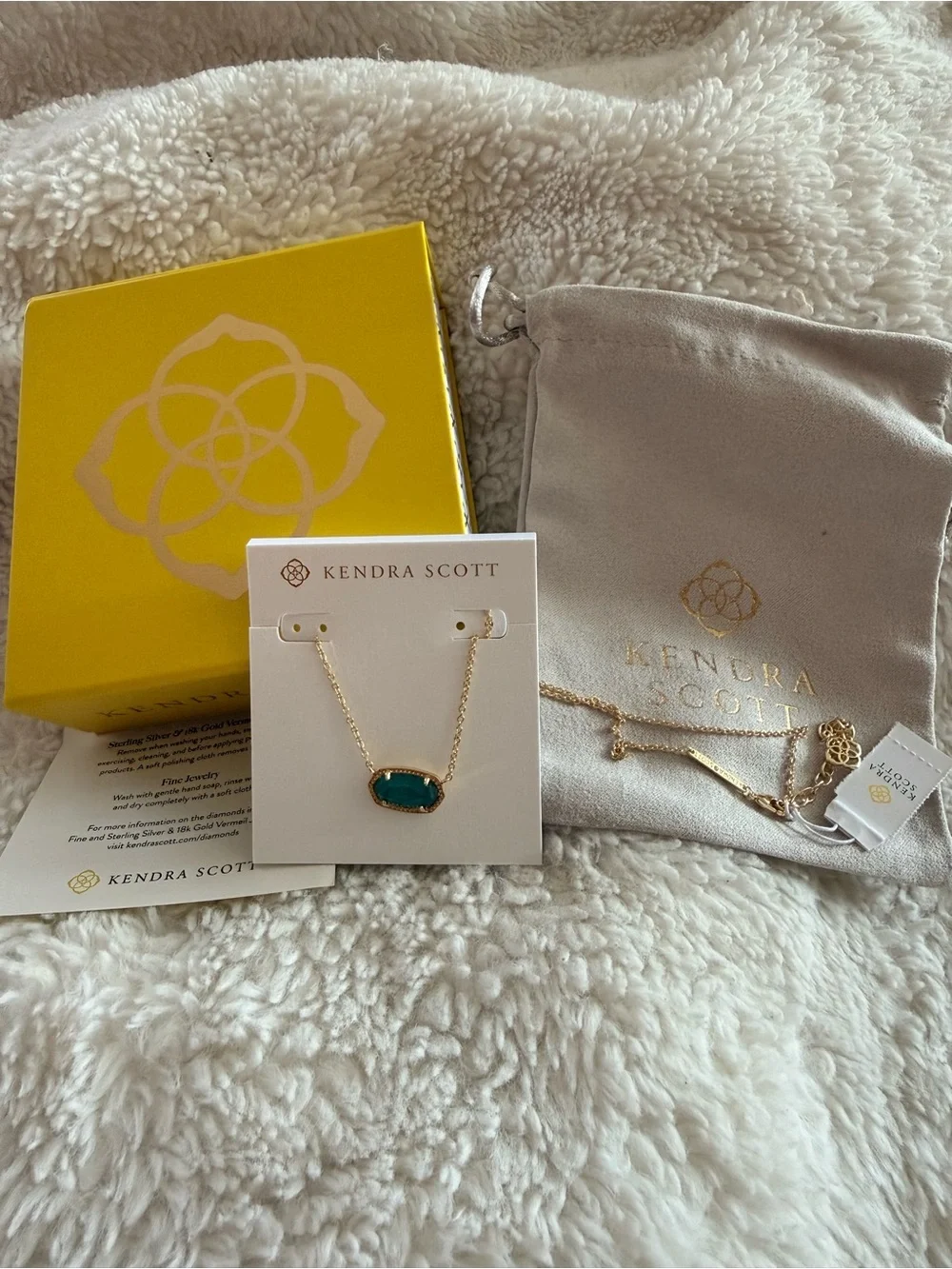 Kendra Scott Elisa Gold Pendant Necklace in Emerald Cat’s Eye
